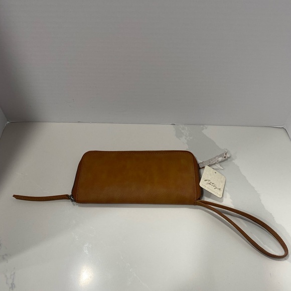 Free People Wristlet Wallet Brown Distressed Vegan Zip Around NWT - Picture 7 of 7